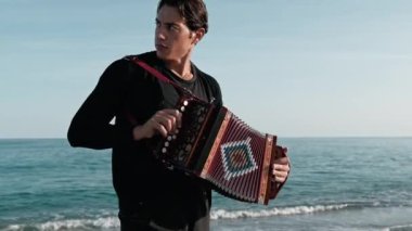 Adam açık havada akordeon oynarken 