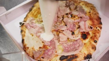 Kızarmış domuz eti ve Mozzarella soslu pizza..
