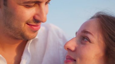 Bir çift gün batımında bebek paylaşımı bekliyor..