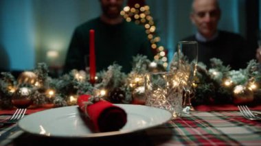 Baba ve oğul Noel yemeğinde kadeh kaldırır..