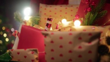 Noel Baba aile hediyeleri için bir sepet tutuyor. . 