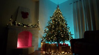 Noel ağacı olan bir odanın bulanık arkaplanı.