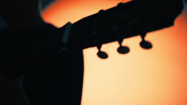 Yaşlı Adam Gitar Müziğinden Hoşlanıyor 