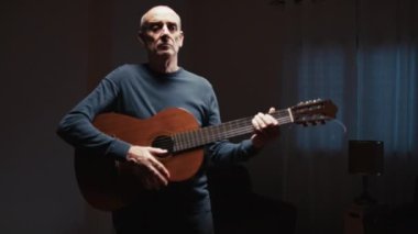 Yaşlı Adam Gitar Müziğinden Hoşlanıyor 