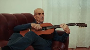 Yaşlı Adam Gitar Müziğinden Hoşlanıyor 