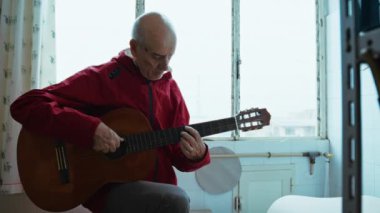 Yaşlı Adam Gitar Müziğinden Hoşlanıyor 