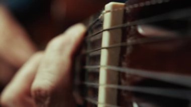 Yaşlı Adam Gitar Müziğinden Hoşlanıyor 