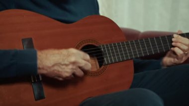Yaşlı Adam Gitar Müziğinden Hoşlanıyor 