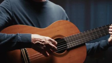 Yaşlı Adam Gitar Müziğinden Hoşlanıyor 