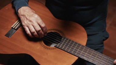 Yaşlı Adam Gitar Müziğinden Hoşlanıyor 