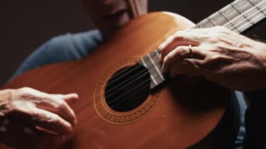 Yaşlı Adam Gitar Müziğinden Hoşlanıyor 