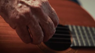 Yaşlı Adam Gitar Müziğinden Hoşlanıyor 
