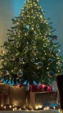Noel Tatili için dekore edilmiş bir evin içi. 