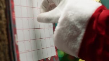 Noel Baba Noel ağacının altında evde. 