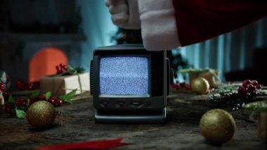 Noel Baba Noel ağacının altında evde. 