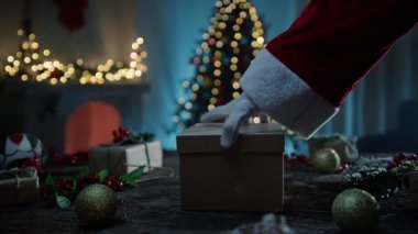 Noel Baba Noel ağacının altında evde. 