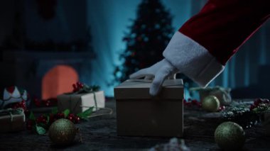 Noel Baba Noel ağacının altında evde. 