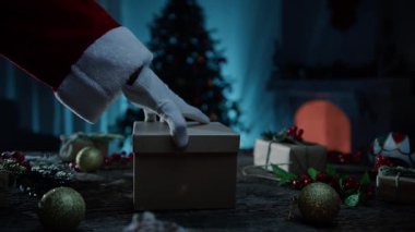 Noel Baba Noel ağacının altında evde. 