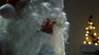 Noel Baba Noel ağacının altında evde. 