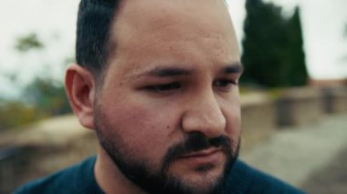 Üzgün ve yalnız bir adam Aşağıya bakıyor . 