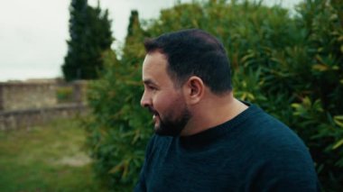 Aniden güzel bir şey gören bir adam..