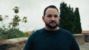 Endişeli ve üzgün adam etrafına bakıyor. . 