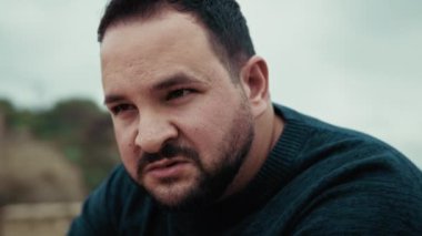 Kızgın bir adamın kafasında olumsuz düşünceler . 