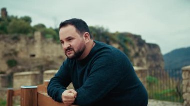 Adam gerçekten bir şeye sinirlenmiş. . 