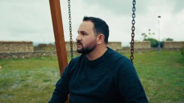 Düşünceler, sallanan bir adamın aklından geçiyor. .