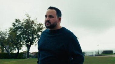 Parktaki bir adamın görünüşünde belirsizlik.