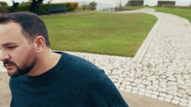 Garip sesler duyan adam. . 