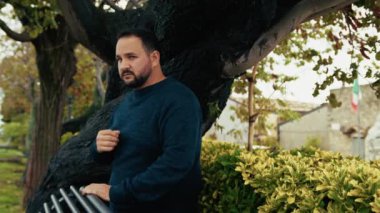 Ürkütücü ifadeleri olan Endişeli Adam . 