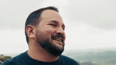 Mutlu ve Neşeli Adam Yakından Gül .