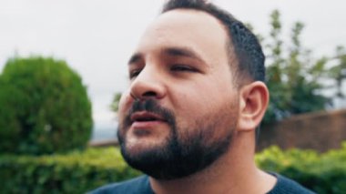 Erkekler açık havada umut dolu ifadeler kullanır..
