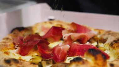 Speck ve Peynirli Pizza Hazırlama . 