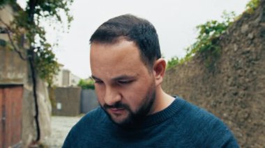 Adam üzücü haberler getiren bir şey okuyor. .