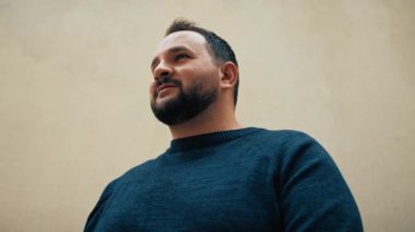 Adam Neşeyle İnsanları Zarifçe Karşılıyor . 
