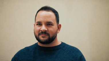 Adam kafasıyla olumlu bir merhaba diyor. . 