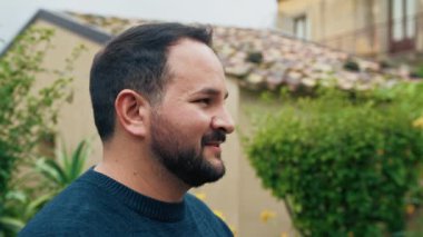 Flört eden ve dudaklarını ısıran adam . 