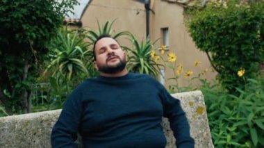 Yorgun adam bankta oturuyor. .