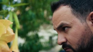 Dalgın Adam Sarı Çiçeği İzliyor . 
