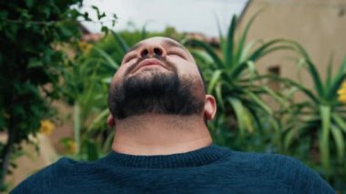 Karmaşanın ortasında stresli ve yorgun bir adam. . 