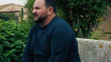 Bençteki adam stresli ve kafası karışmış. . 