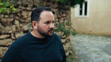 Bir adamın olumsuz tepkisi . 