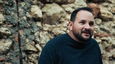 Evet demekten mutlu olan adam . 