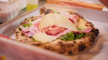 Jambonlu ve sebzeli pizza. . 