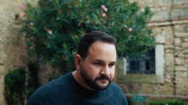 Gökyüzünden Umuttan Bekleyen Adam . 