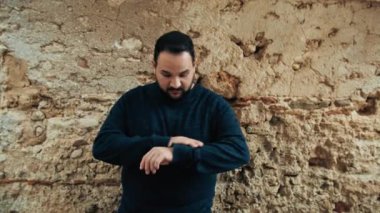 Aceleyle süzülen adam. . 