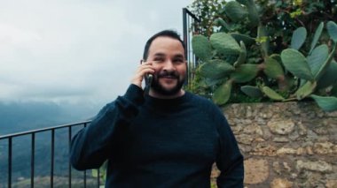 Adam eski bir dostundan mutlu bir telefon alıyor. . 