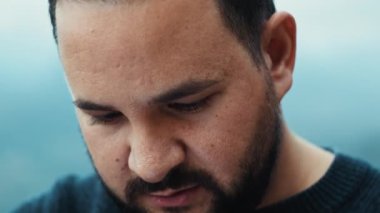 Adam suçluluktan aşağı bakıyor.. 